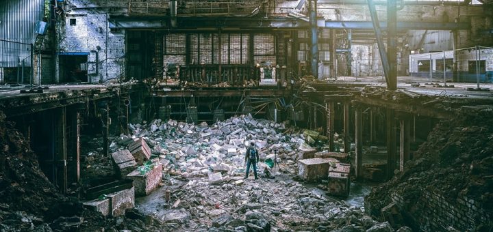 Разрушена сграда с човек посредата