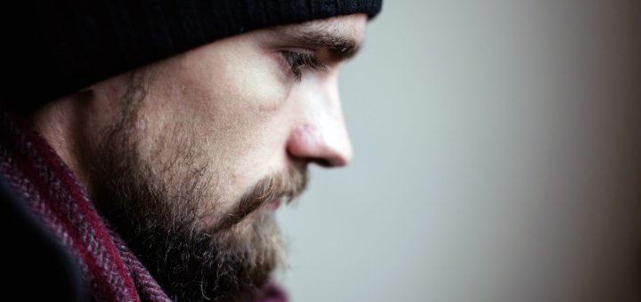 Замислен мъж